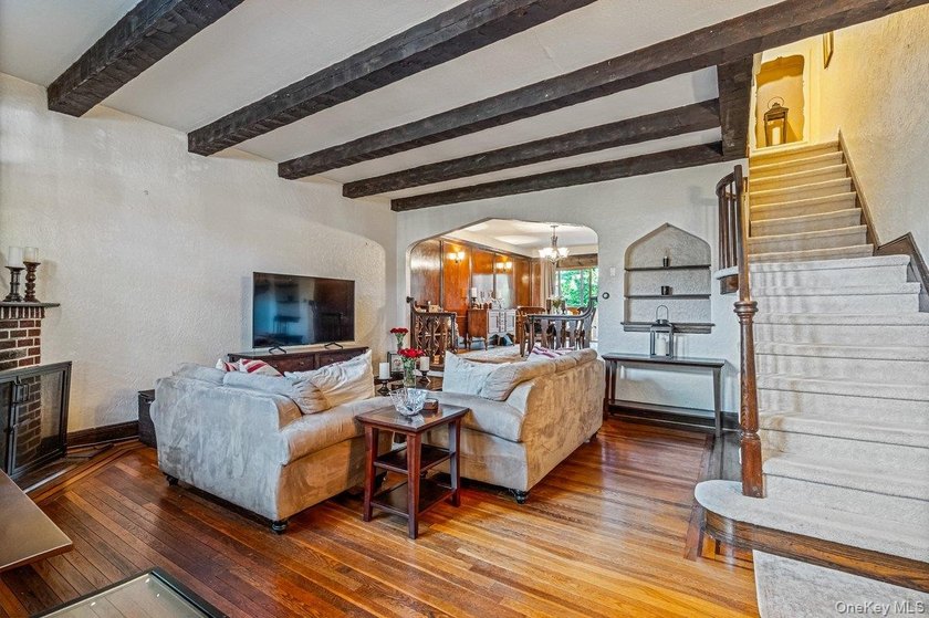 Exquisite Tudor attached townhouse nestled on a gorgeous, quiet - photo 4