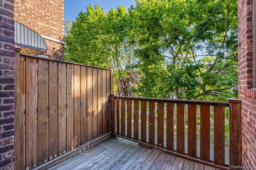 Exquisite Tudor attached townhouse nestled on a gorgeous, quiet - photo 7