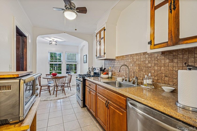 Exquisite Tudor attached townhouse nestled on a gorgeous, quiet - photo 8
