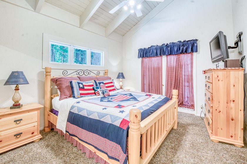 Welcome to this great family cabin with an attached 2 car garage - photo 13