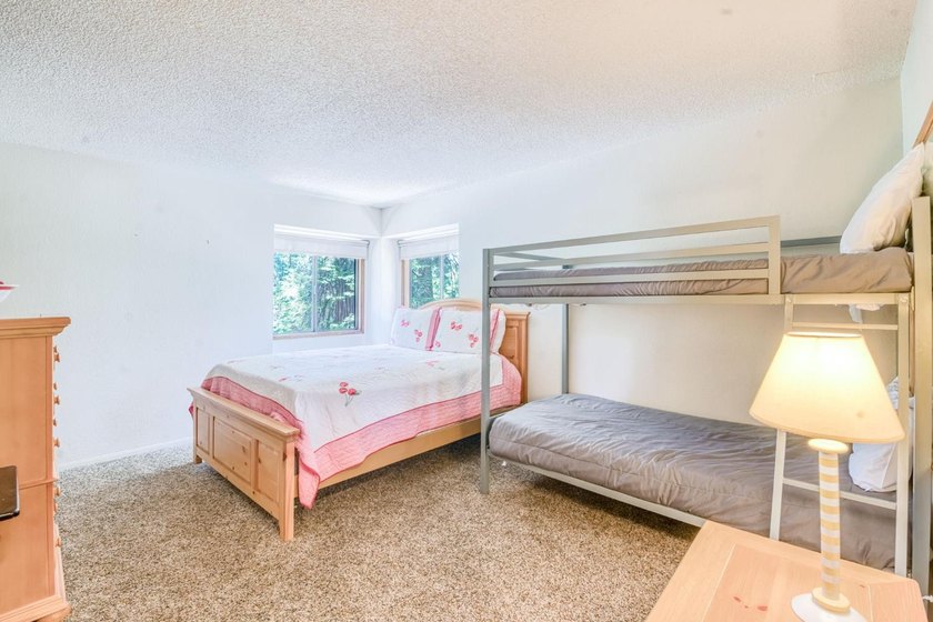 Welcome to this great family cabin with an attached 2 car garage - photo 17