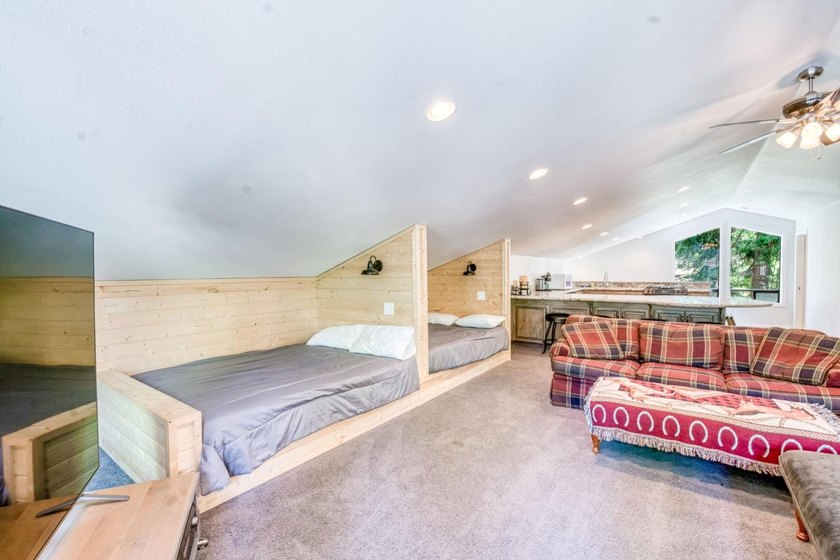 Welcome to this great family cabin with an attached 2 car garage - photo 33