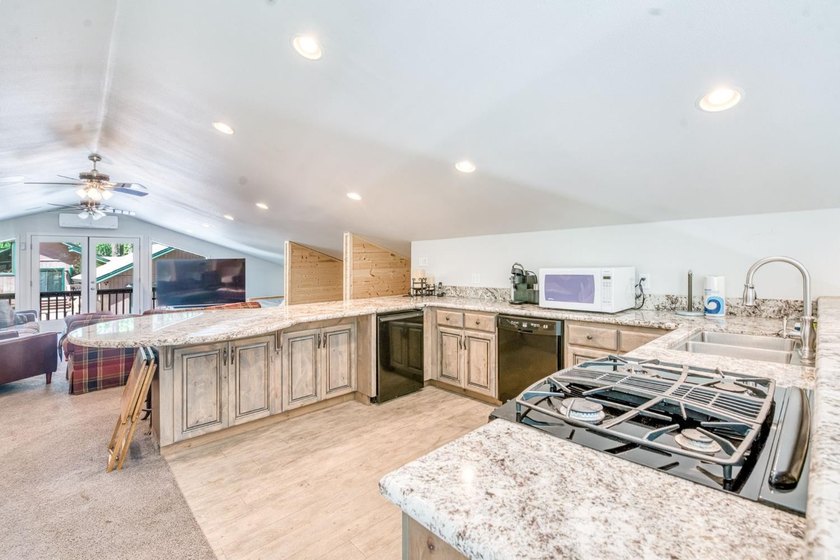 Welcome to this great family cabin with an attached 2 car garage - photo 35