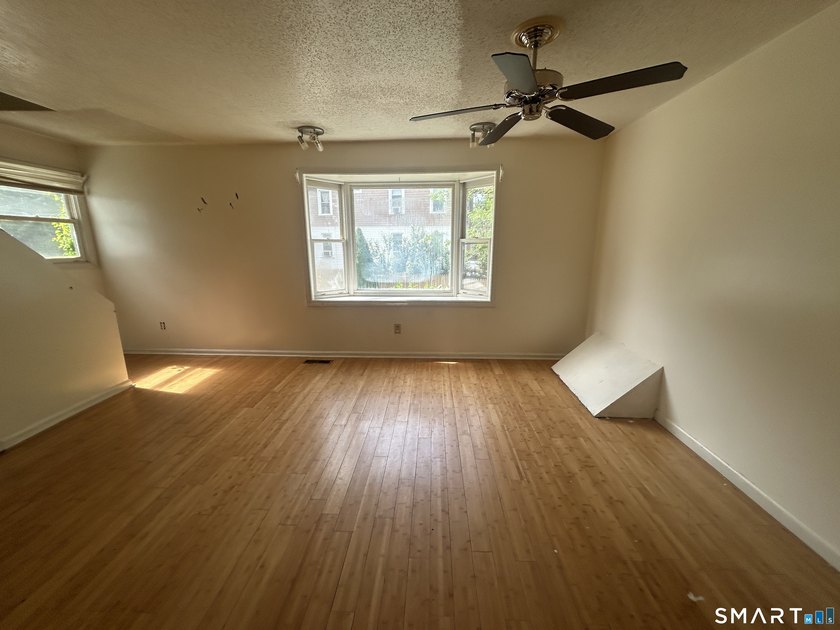 Welcome to 672 Woodward Avenue in New Haven, offering a - photo 10