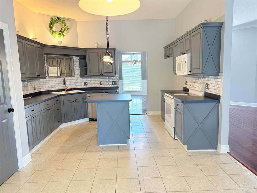 Welcome to your own private retreat in Pensacola! This spacious - photo 3