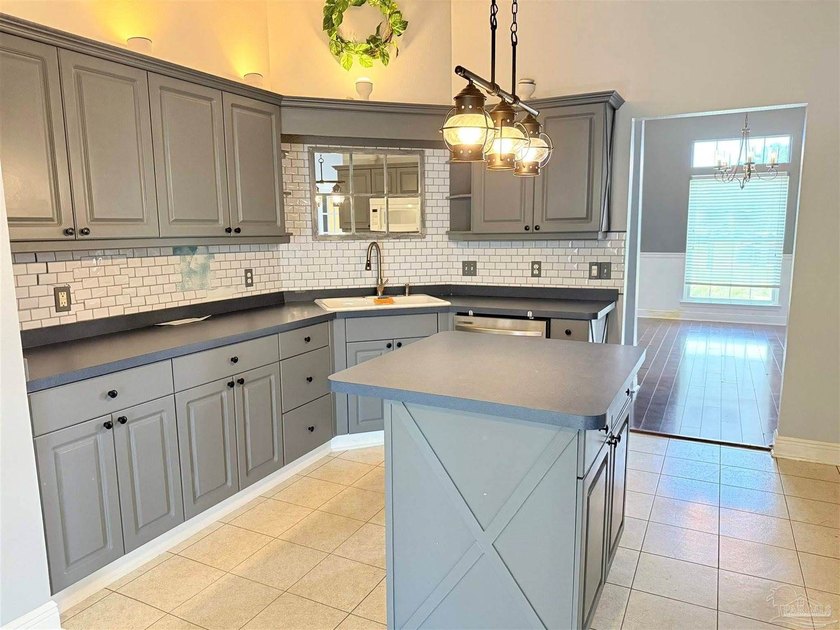 Welcome to your own private retreat in Pensacola! This spacious - photo 4