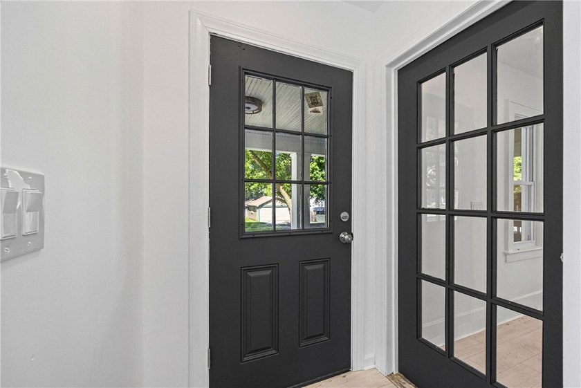 Completely renovated 3-bedroom, 2 full bath home offering - photo 5