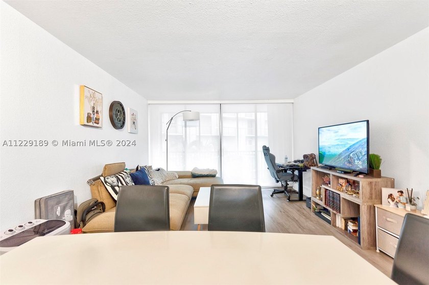With an extraordinary location, this beautiful 1 bed/ 1 bath - photo 22
