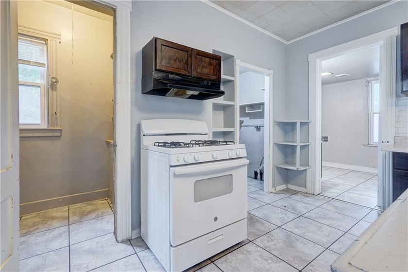 Don't miss this 3 bedroom, with office, 1.5 bath Colonial in the - photo 6