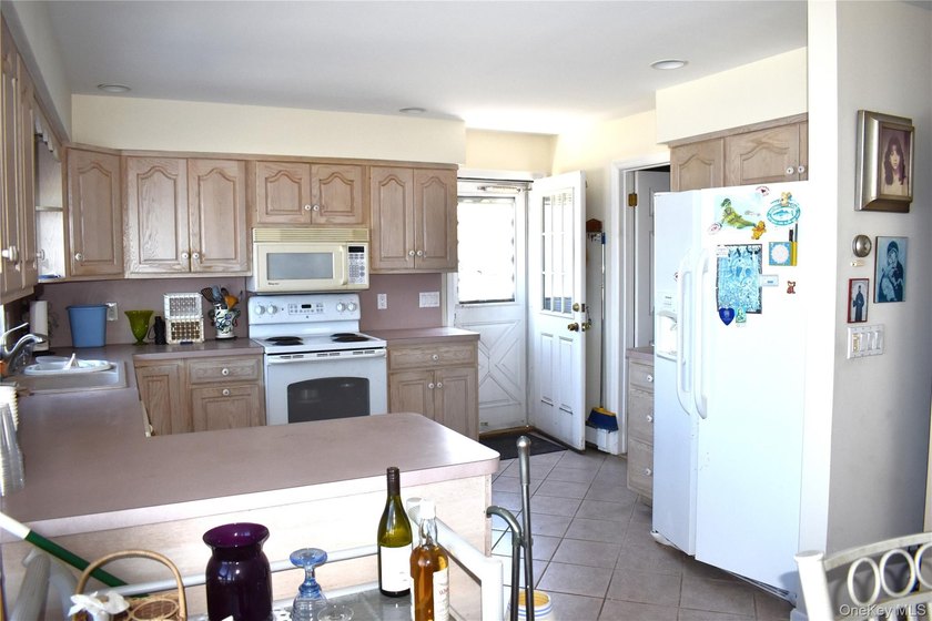 Welcome to this One-of-a-Kind 4-Bedroom, Custom Built Colonial - photo 6