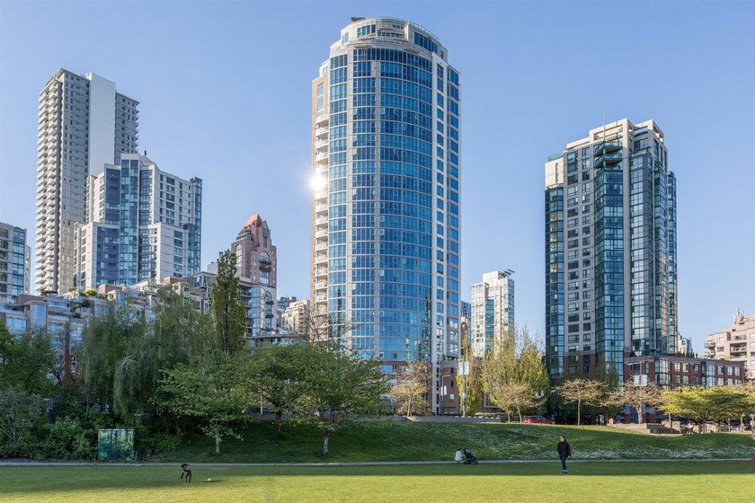 Governor's Tower in Yaletown, this updated 3-bedroom home offers - photo 24
