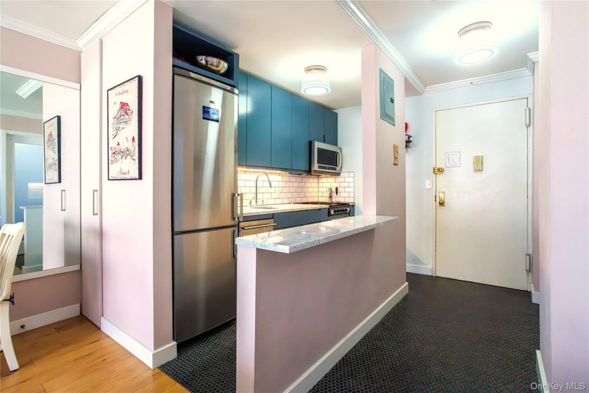This beautifully gut-renovated (2015) studio offers outstanding - photo 4