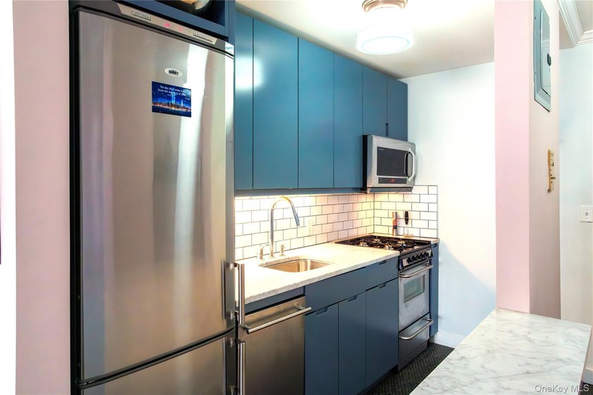 This beautifully gut-renovated (2015) studio offers outstanding - photo 6