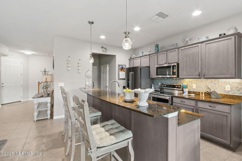 This beautifully appointed townhouse is super clean &amp; move-in - photo 9