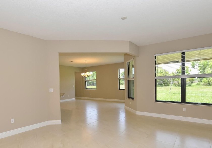 This is a 2019 Custom Built Home. Just freshly painted Interior - photo 22