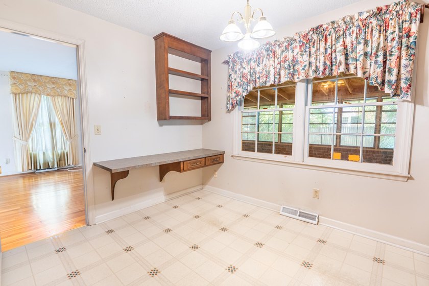 Shadowmoss | 3 BR | 2.5 BA | 2,330 Sq Ft | 0.26-Acre Charming - photo 15