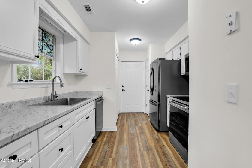 JUST REDUCED! Motivated Sellers! Fully renovated and ready for - photo 4
