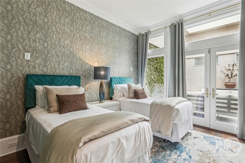 Rare opportunity to own 3 luxurious, fully furnished - photo 36