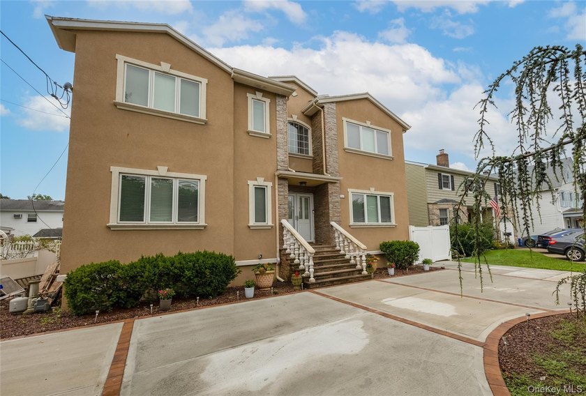 Custom-built Oceanside Colonial with 4 bedrooms, 2.5 baths and - photo 2