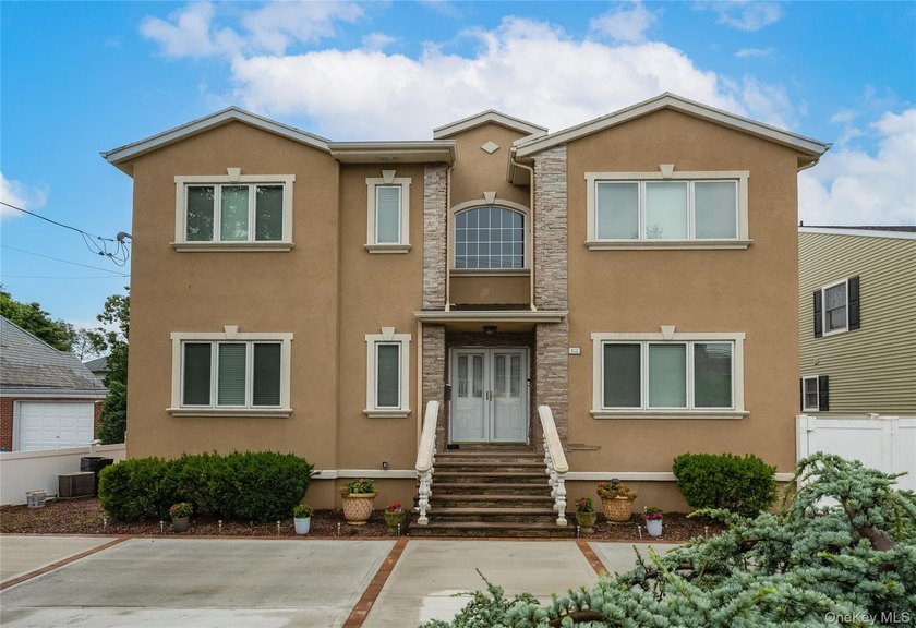 Custom-built Oceanside Colonial with 4 bedrooms, 2.5 baths and - photo 3