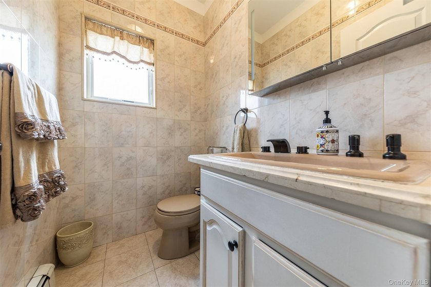 Custom-built Oceanside Colonial with 4 bedrooms, 2.5 baths and - photo 8