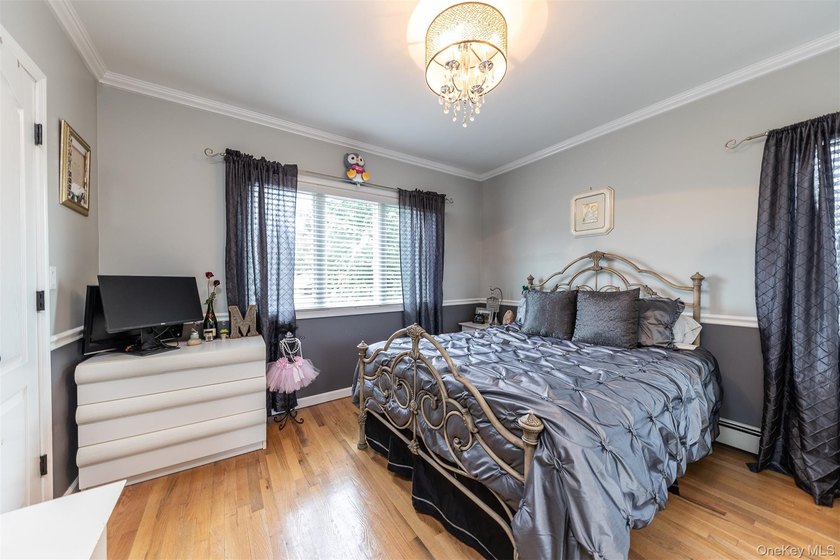 Custom-built Oceanside Colonial with 4 bedrooms, 2.5 baths and - photo 9