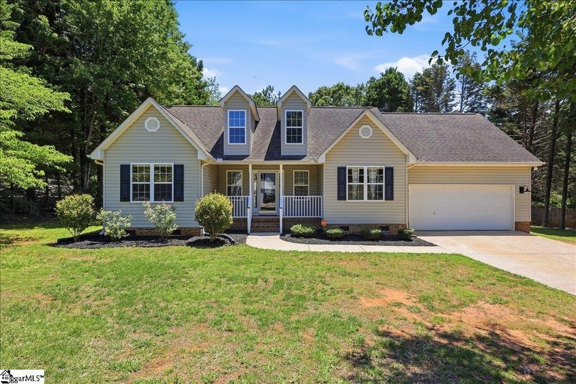 Welcome to 1 Brooke Lee Circle in Taylors, SC .... a beautifully - photo 2