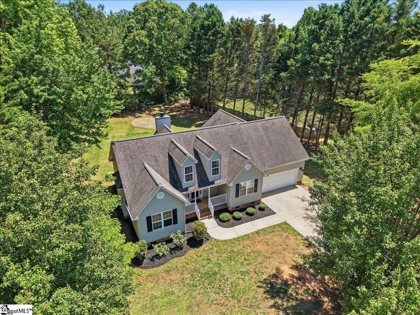 Welcome to 1 Brooke Lee Circle in Taylors, SC .... a beautifully - photo 3