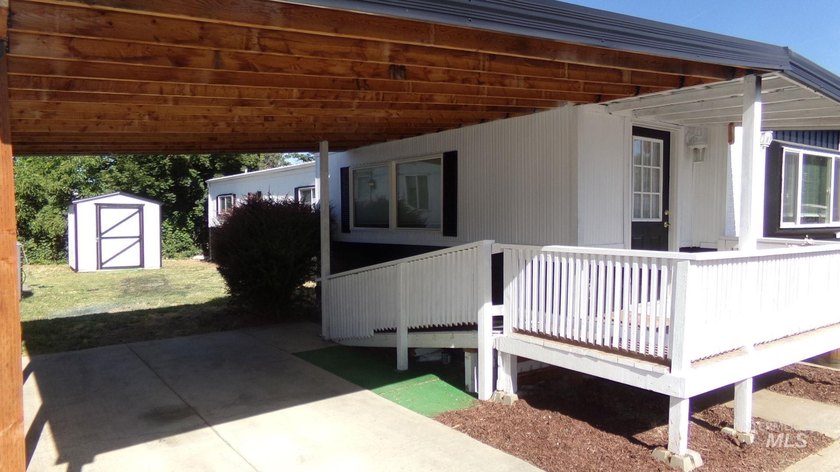 Exterior Newly Painted. Welcome to this well-maintained and - photo 3