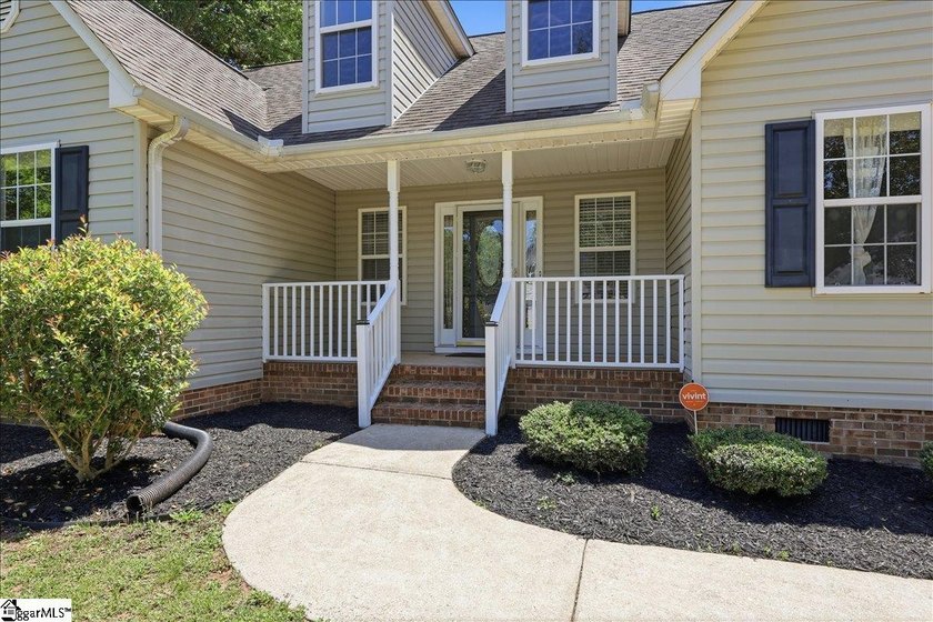 Welcome to 1 Brooke Lee Circle in Taylors, SC .... a beautifully - photo 4