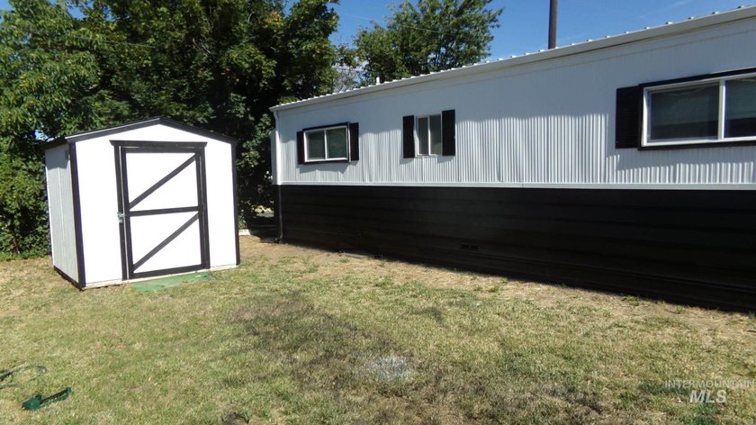 Exterior Newly Painted. Welcome to this well-maintained and - photo 4