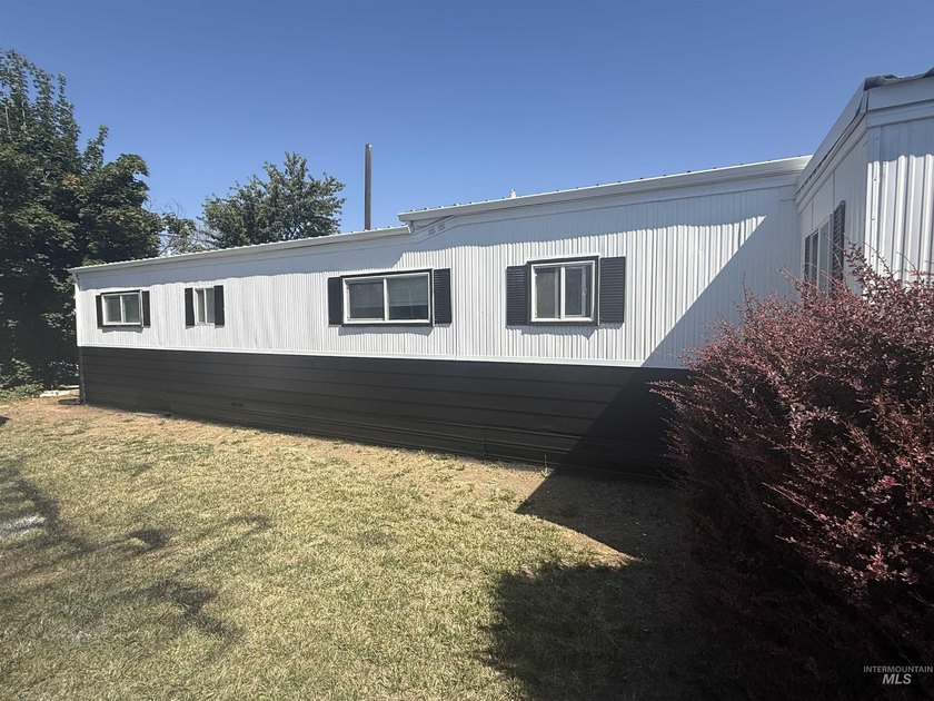 Exterior Newly Painted. Welcome to this well-maintained and - photo 5