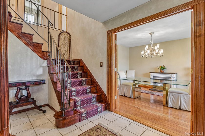 Spacious Colonial In East Patchogue Awaits! This 9-room Colonial - photo 5