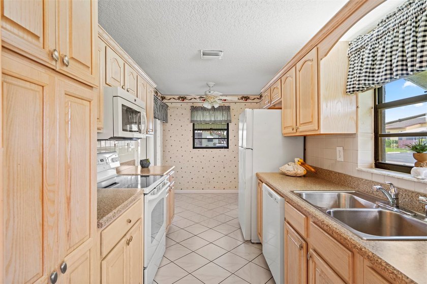 Best value in the Savannah's! No HOPA. This spacious 2br/2ba - photo 16