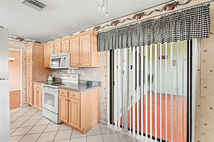 Best value in the Savannah's! No HOPA. This spacious 2br/2ba - photo 18