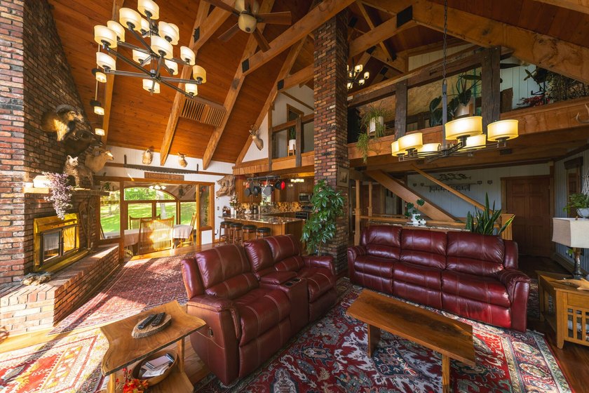 This 4-bedroom, 2.5-bath, 3,696-square-foot home sits on 21 - photo 6