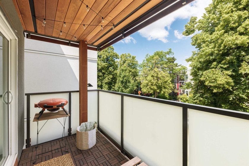 Beautifully renovated 1-bedroom home offers an exceptionally - photo 16