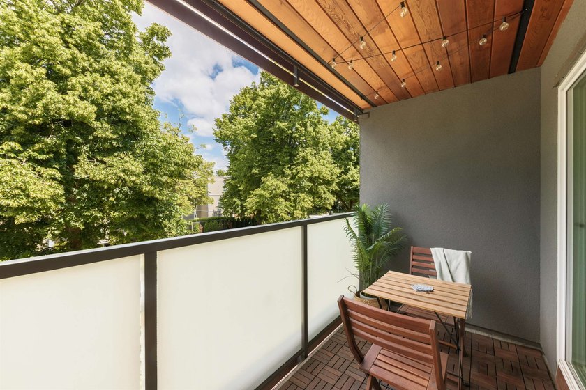 Beautifully renovated 1-bedroom home offers an exceptionally - photo 18