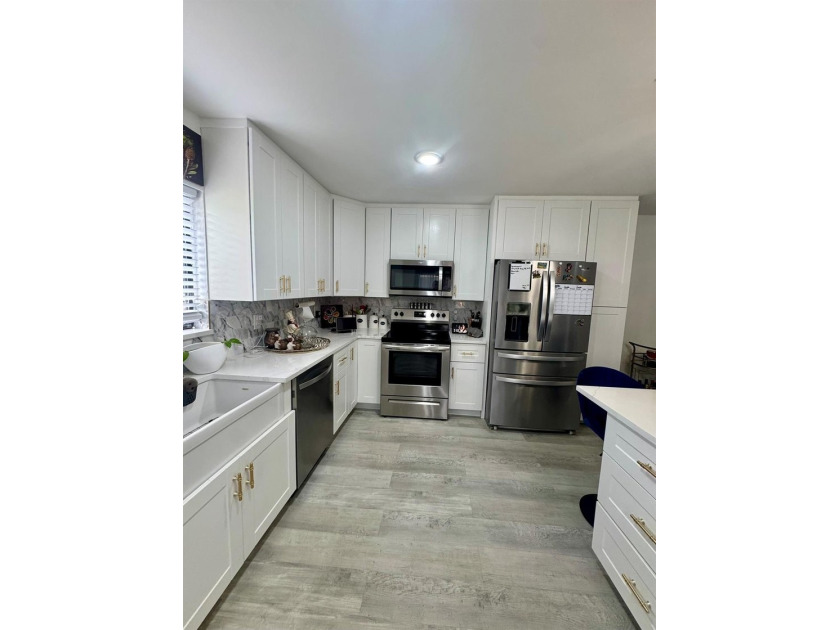 Completely Remodeled, beautiful and well-maintained 3-bedroom, 2 - photo 11