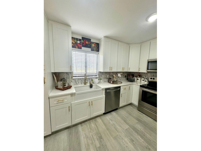 Completely Remodeled, beautiful and well-maintained 3-bedroom, 2 - photo 12