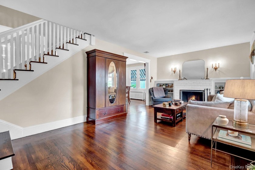 Welcome to 56 Oakland Drive, just a short stroll to the heart of - photo 3