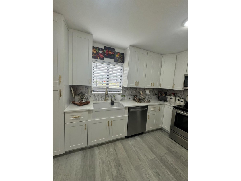 Completely Remodeled, beautiful and well-maintained 3-bedroom, 2 - photo 13