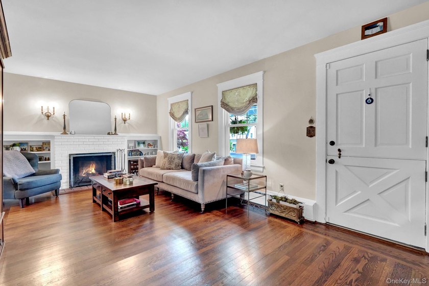 Welcome to 56 Oakland Drive, just a short stroll to the heart of - photo 4