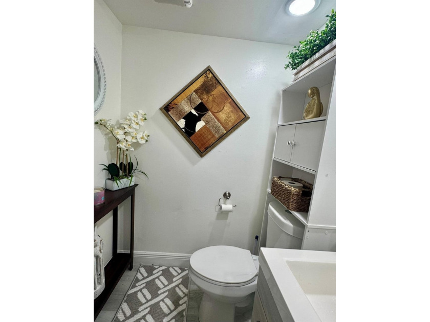 Completely Remodeled, beautiful and well-maintained 3-bedroom, 2 - photo 17