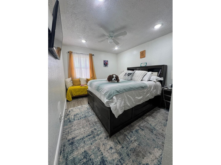 Completely Remodeled, beautiful and well-maintained 3-bedroom, 2 - photo 18