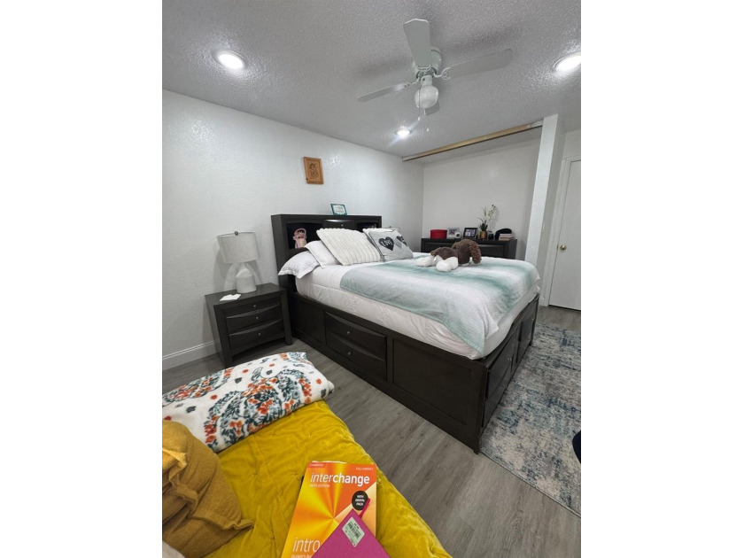 Completely Remodeled, beautiful and well-maintained 3-bedroom, 2 - photo 19