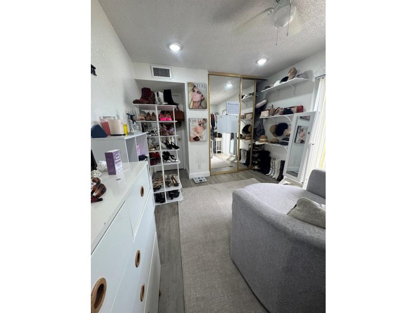 Completely Remodeled, beautiful and well-maintained 3-bedroom, 2 - photo 21