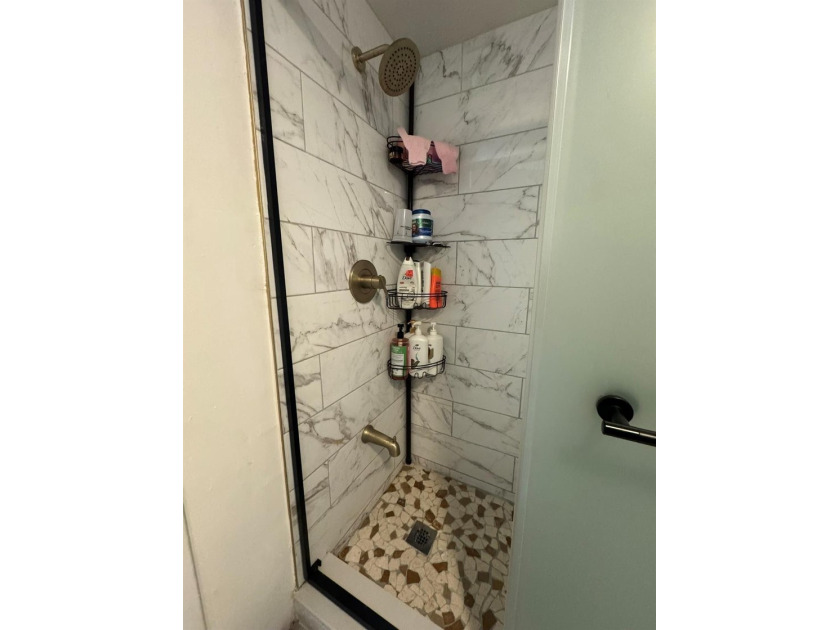 Completely Remodeled, beautiful and well-maintained 3-bedroom, 2 - photo 25