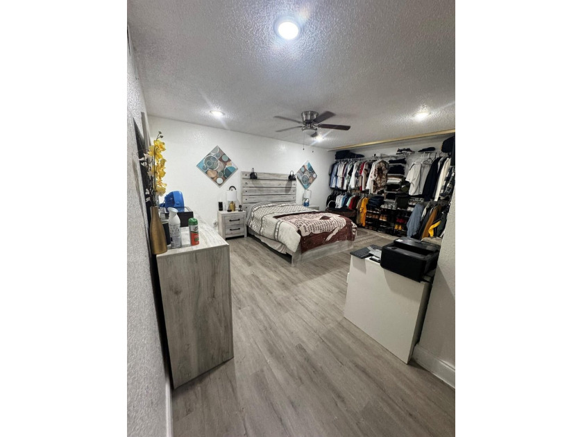 Completely Remodeled, beautiful and well-maintained 3-bedroom, 2 - photo 28