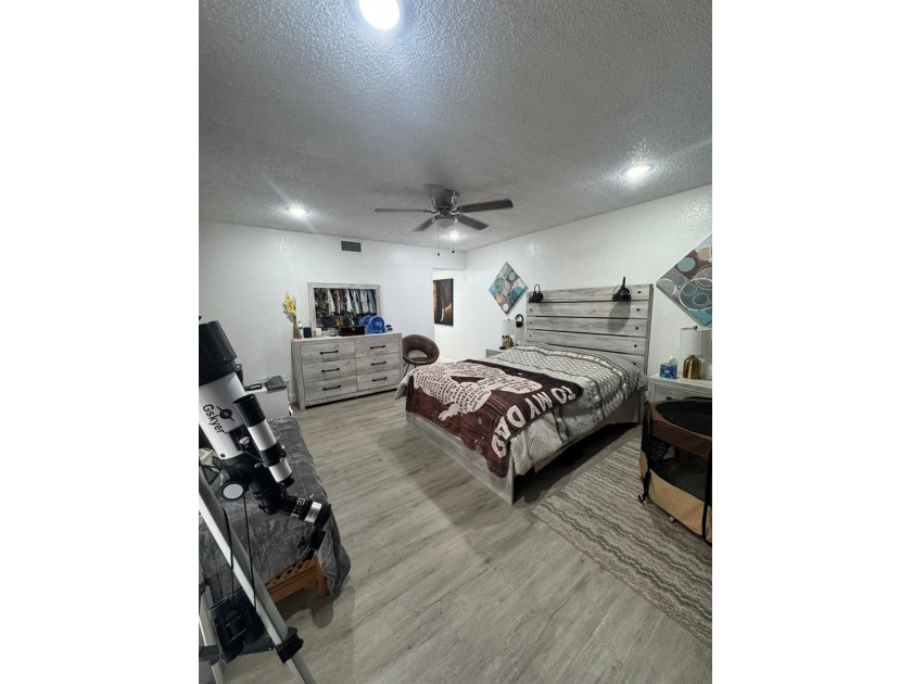 Completely Remodeled, beautiful and well-maintained 3-bedroom, 2 - photo 29